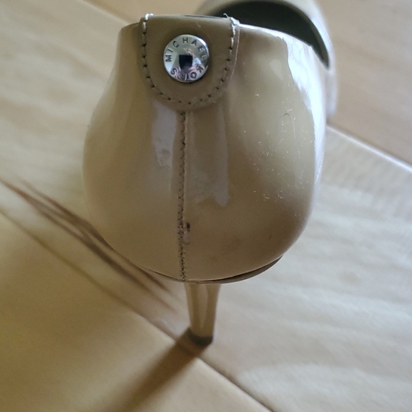 MK pumps heel 3 inch, size 7.5M new with some flow - Picture 4 of 5